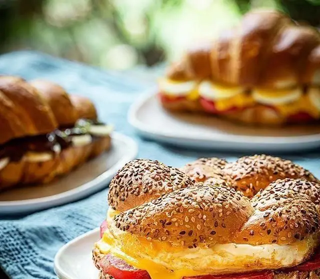 انواع ساندویچ‌های خوشمزه صبحانه و برانچ کافی شاپ ویونا پلاس شامل کروسان با تخم مرغ و نان کنجدی پر شده با پنیر و املت