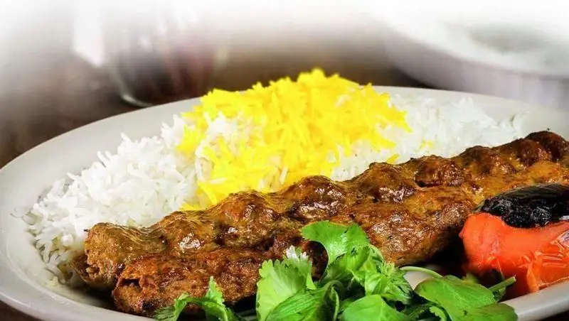 کباب سنتی گلپایگانی ترنج: کوبیده آبدار همراه با پلو سفید و زعفرانی، گوجه کبابی و سبزیجات معطر. بهترین کباب ایرانی.