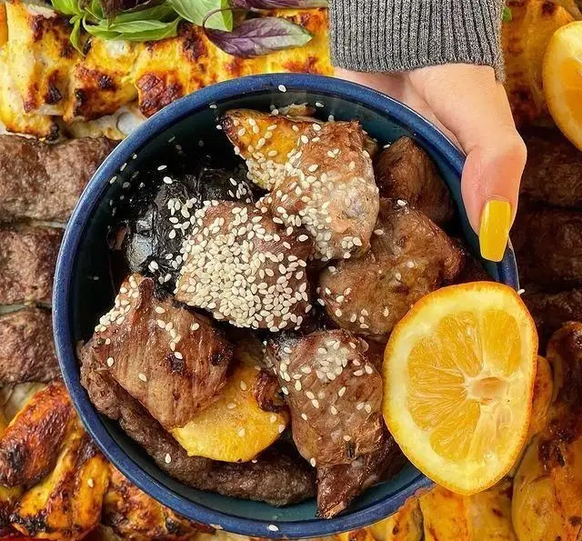 سرو کباب لقمه‌های گوشتی گریل شده با کنجد و لیمو در کاسه‌ای سنتی، از منوی پرطرفدار حلیم و کباب سرای الماس ری.