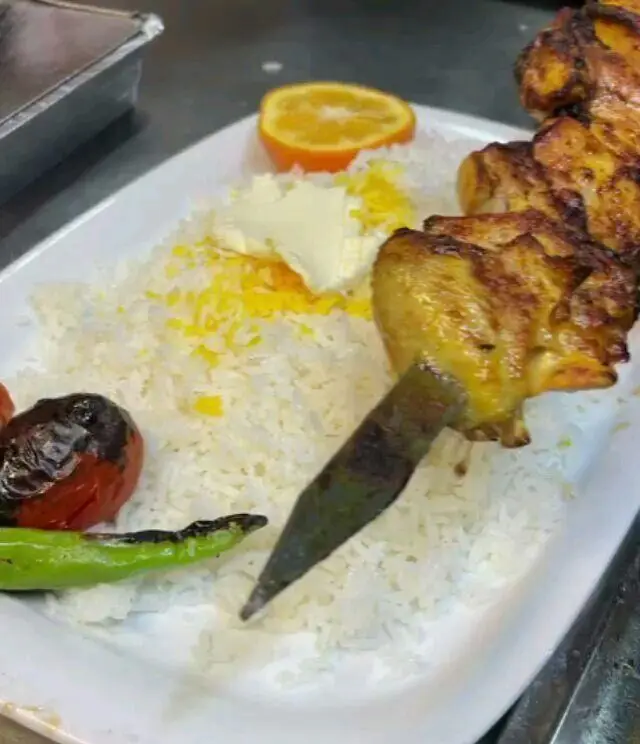 تصویری از چلو جوجه کباب لذیذ با برنج زعفرانی، کره، گوجه و فلفل کبابی در رستوران حلیم و کباب سرای الماس ری.