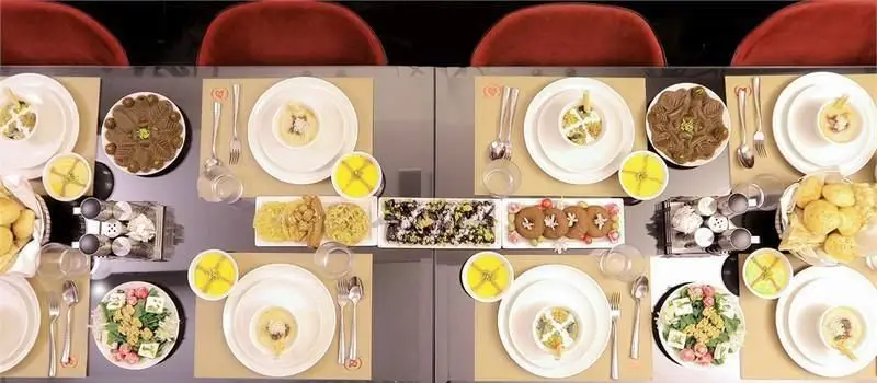 میز پذیرایی مجلل در رستوران ایرانی هانی با چیدمان چشم‌نواز و انواع غذاهای سنتی و لذیذ ایرانی برای یک ضیافت به یادماندنی.