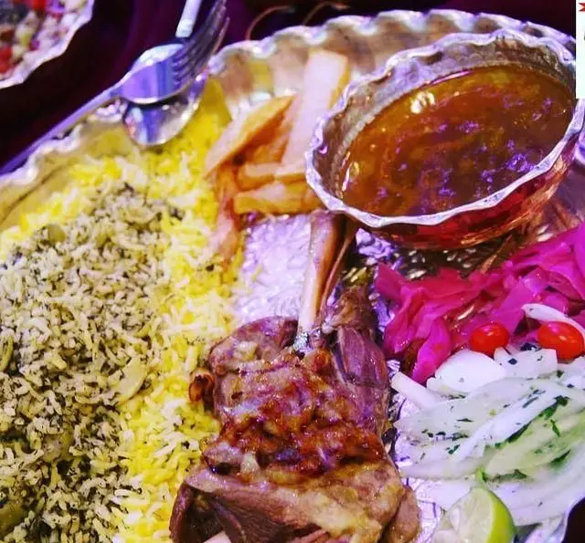 سینی غذای اصیل ایرانی رستوران نازخاتون: چلو ماهیچه مجلسی با باقالی پلو، برنج زعفرانی، خورش، سیب زمینی و سالاد.