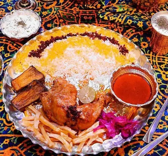زرشک پلو با مرغ مجلسی رستوران نازخاتون: برنج زعفرانی، بادمجان، سیب زمینی سرخ کرده، ماست و خیار و ترشی لذیذ.