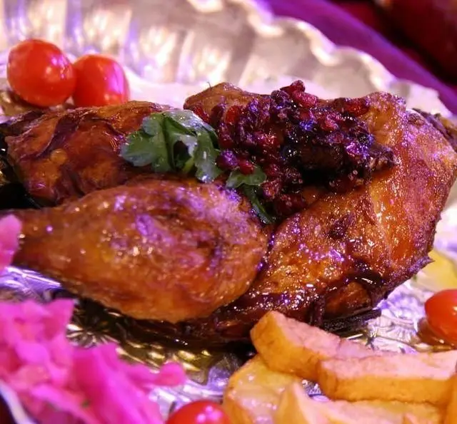 مرغ بریان خوشرنگ نازخاتون با سس زرشک و سبزیجات تازه، سیب‌زمینی سرخ کرده، گوجه و ترشی، تجربه‌ای لذیذ از غذای ایرانی.