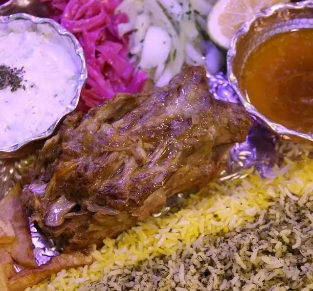 غذای اصیل ایرانی رستوران نازخاتون: ماهیچه مجلسی با باقالی پلو، چلو زعفرانی، ماست و خیار، ترشی و خورشت. طعم بی‌نظیر.