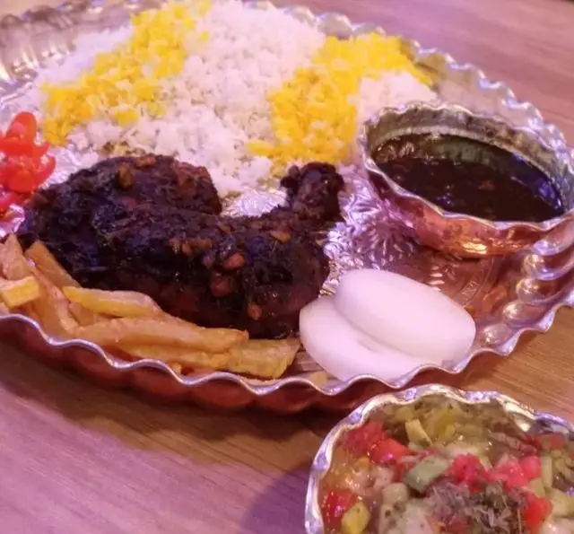 غذای خوشمزه و دلپذیر ایرانی از رستوران نازخاتون: مرغ مجلسی با کته زعفرانی، خورشت فسنجان، سیب زمینی سرخ کرده و سالاد شیرازی.