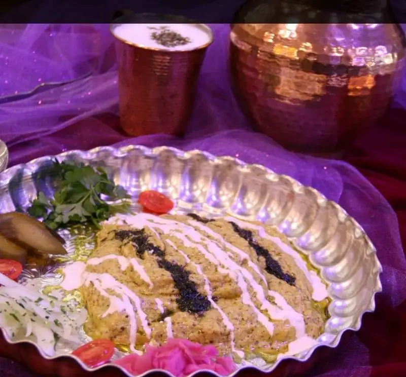 نازخاتون، پیش غذای بادمجان شمالی با سبزیجات تازه و سس، سرو شده در سینی نقره‌ای. همراه با دوغ در ظروف مسی برای تجربه غذای اصیل ایرانی.