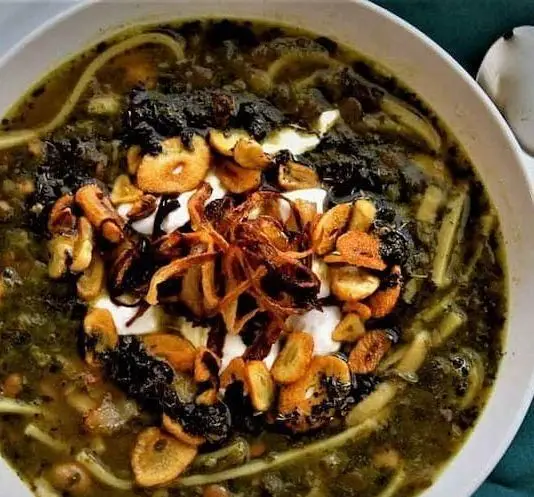 آش رشته سنتی و خوشمزه نازخاتون، با رشته، حبوبات و سبزیجات تازه، مزین به پیاز داغ، سیر داغ، نعنا داغ و کشک فراوان.