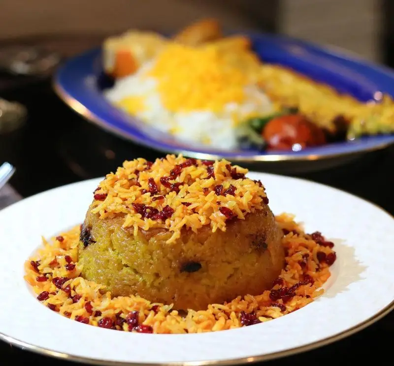 تجربه طعم بی نظیر زرشک پلو زعفرانی و غذاهای اصیل ایرانی در کافه سنتی ژوان، انتخابی عالی برای یک وعده غذایی سنتی.