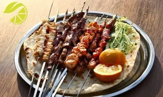 سینی کباب‌های لذیذ و متنوع کبابی لیمو ریحون شامل کباب جگر، گوشت و کوبیده با نان داغ و سبزیجات.