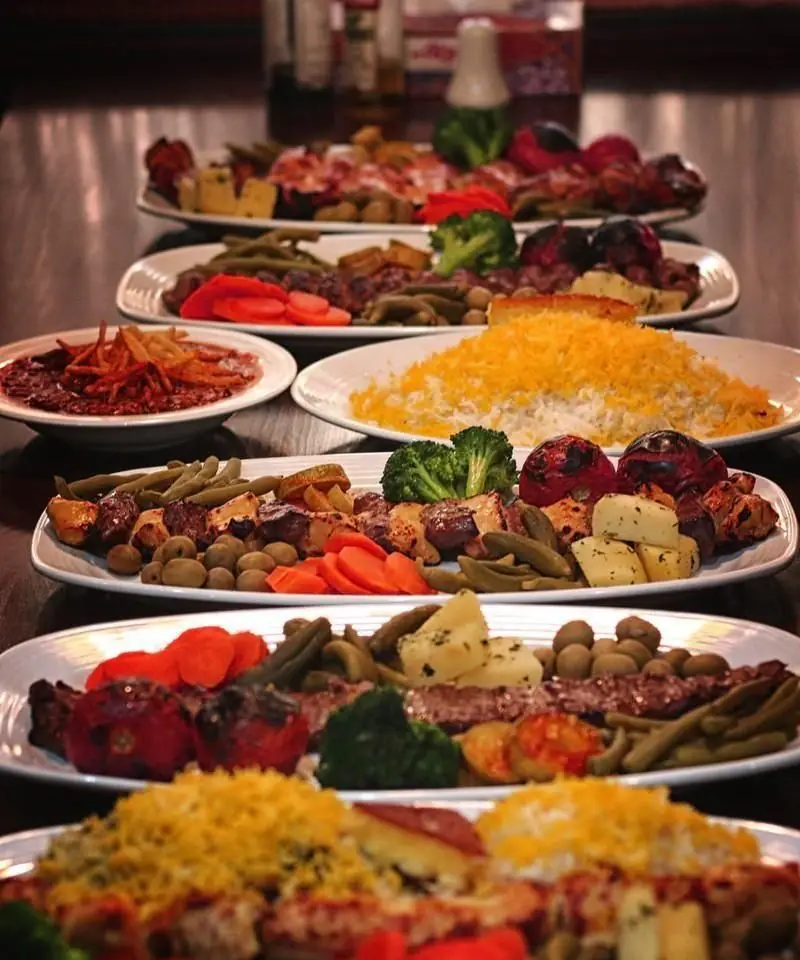 سفره رنگین رستوران مدیا: انواع چلوکباب، جوجه کباب، کباب کوبیده، برنج زعفرانی و مخلفات لذیذ ایرانی