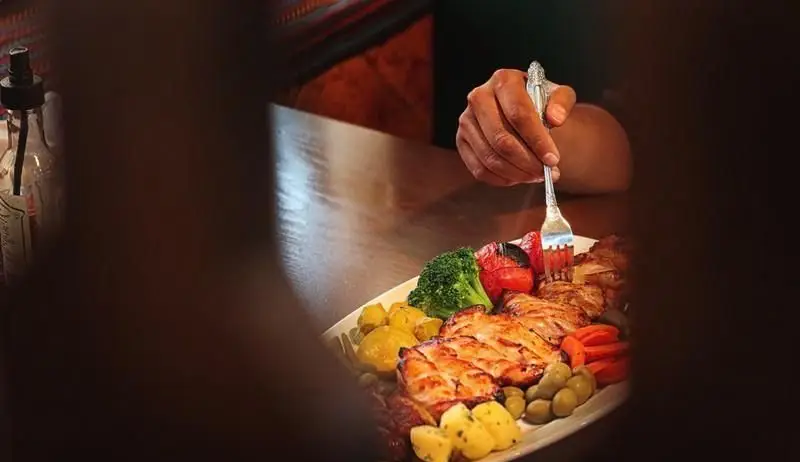 بشقاب لذیذ مرغ گریل شده با سبزیجات و سیب زمینی در رستوران مدیا، تجربه‌ای دلپذیر از یک وعده غذایی سالم و خوشمزه.