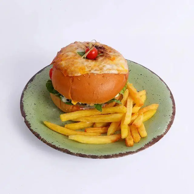 برگر مخصوص کافه لیدو پلاس با رویه پنیر ذوب شده و سیب زمینی سرخ کرده؛ گزینه‌ای ایده‌آل از منوی فست فود برای شما.