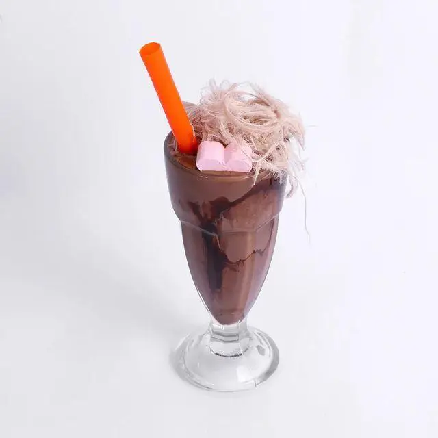 میلکشیک شکلاتی جذاب با پشمک و مارشمالو قلبی، نوشیدنی خوش طعم کافه و کافی شاپ لیدو پلاس برای لحظات شیرین.