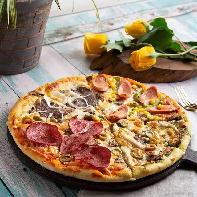 پیتزای چهارفصل لیدو پلاس: ترکیبی بی‌نظیر از طعم‌های گوشت، پپرونی، سوسیس و قارچ. ایده‌آل برای یک وعده عالی در کافه لیدو پلاس.