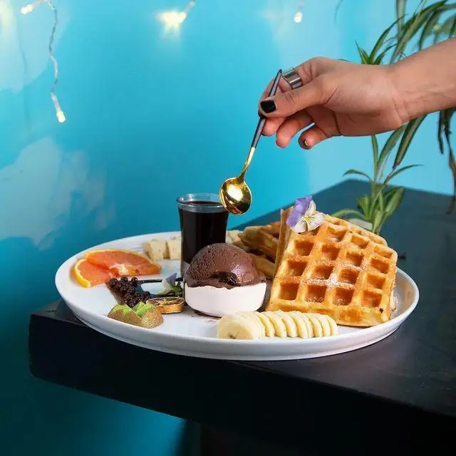 صبحانه لاکچری کافه لیدو پلاس با وافل تازه، بستنی شکلاتی، میوه‌های تازه و نوشیدنی. تجربه‌ای دلپذیر در کافه و کافی شاپ لیدو پلاس.