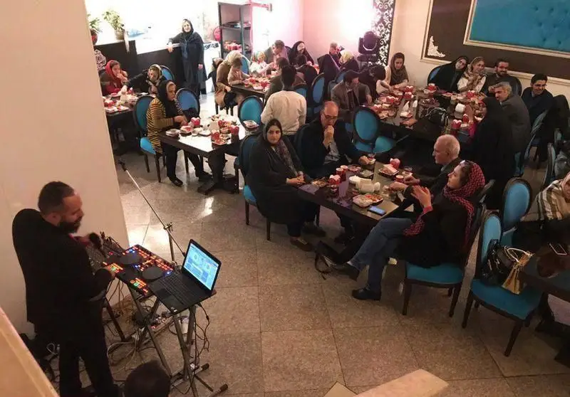 دورهمی پرشور و خاطره‌انگیز در کافه رستوران دلربا همراه با اجرای دی‌جی زنده، لذت غذا و نوشیدنی در محیطی گرم و دوستانه.