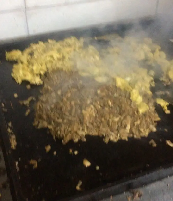 پخت مواد اولیه تازه و متنوع فست فود اژدر زاپاتا روی صفحه گریل داغ. آماده‌سازی گوشت و سایر مخلفات برای ساندویچ‌های لذیذ و محبوب.