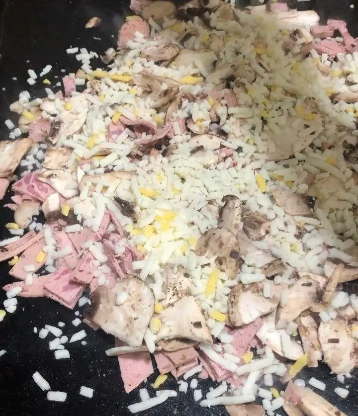 مواد اولیه خوشمزه اژدر زاپاتا شامل قارچ، ژامبون و پنیر رنده‌شده در حال آماده‌سازی روی گریل برای غذای مورد علاقه شما.