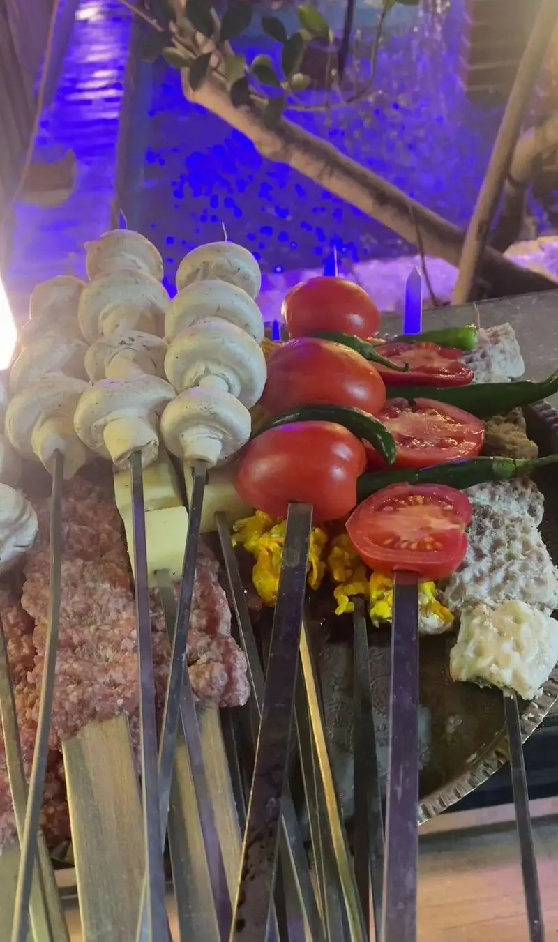 کباب‌های آبدار و تازه از جمله قارچ، گوجه، فلفل و کوبیده در محیط دلنشین جگرسرای کلبه صحرا برای تجربه طعم بی‌نظیر.