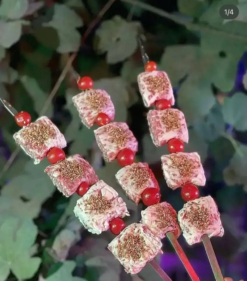 سیخ‌های کباب جگر و دل تازه جگرسرای کلبه صحرا، آماده پخت. گوشت ممتاز، گوجه گیلاسی و ادویه مخصوص برای طعمی بی‌نظیر.