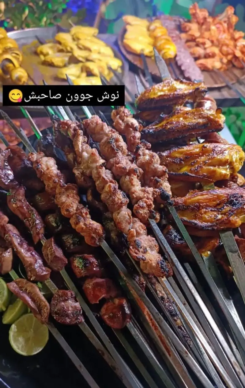 کباب‌های متنوع جگر، جوجه و چنجه روی سیخ و بال و کتف گریل شده در جگرسرای کلبه صحرا با لیموترش تازه.