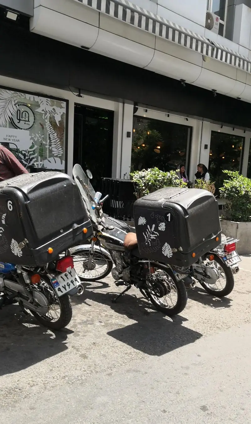 موتورهای دلیوری رستوران جو، آماده برای ارسال سریع سفارشات آنلاین غذای خوشمزه ایرانی به مشتریان در تهران.