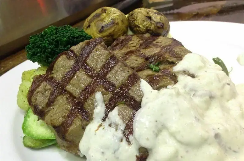 بشقاب استیک کبابی با سس خامه، بروکلی، سیب‌زمینی و سبزیجات تازه. منوی غذای اصلی کافی شاپ فوکورت آرتمیس.