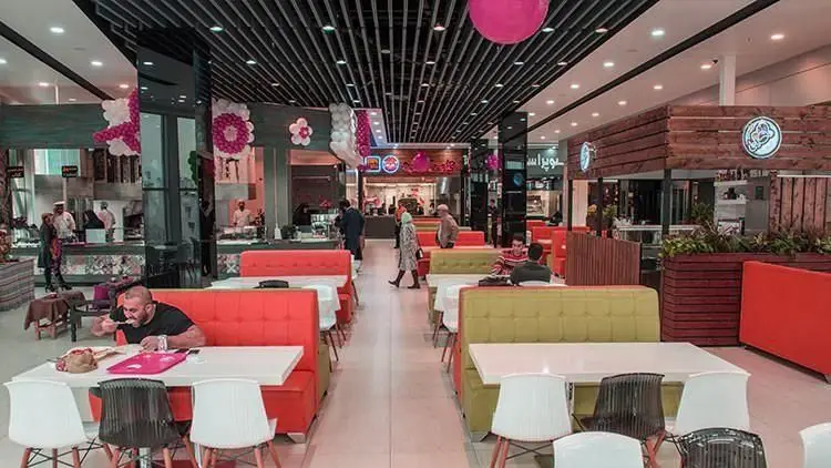 فضای داخلی فوکورت آرتمیس با کافی شاپ‌های متنوع، میز و صندلی‌های مدرن و شیک برای مشتریان، ارائه دهنده بهترین غذاها و نوشیدنی‌ها.