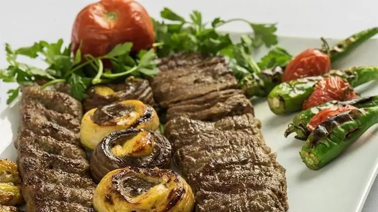 بشقاب لذیذ کباب میکس (کوبیده و گوشت گریل شده) با فلفل و گوجه کبابی تازه، سرو شده در کافی شاپ فوکورت آرتمیس.