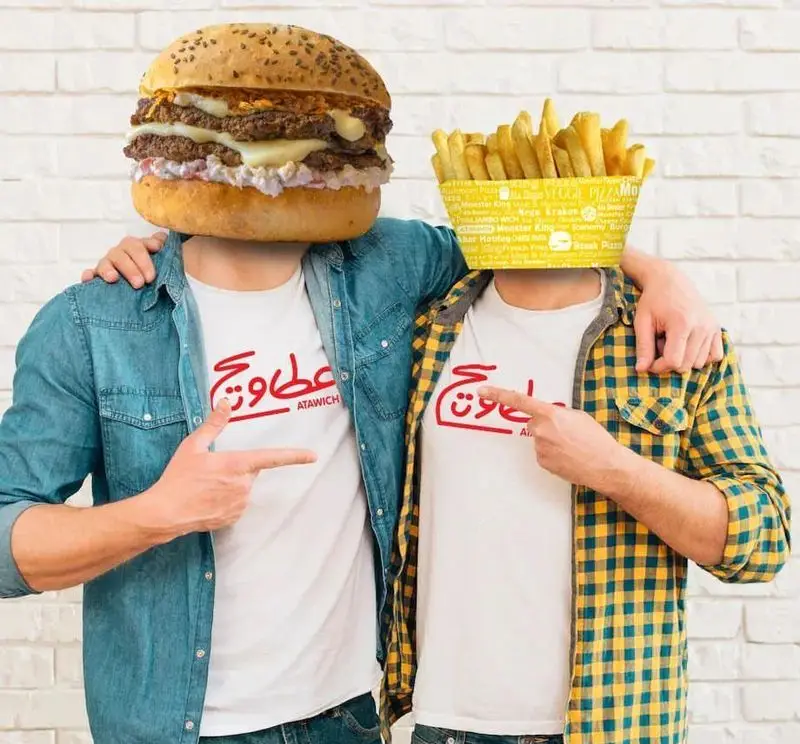 تصویر تبلیغاتی عطاویچ فردوس غرب، نمایش همبرگر و سیب‌زمینی فرانسوی خوشمزه. بهترین انتخاب فست‌فود در منطقه فردوس غرب تهران.
