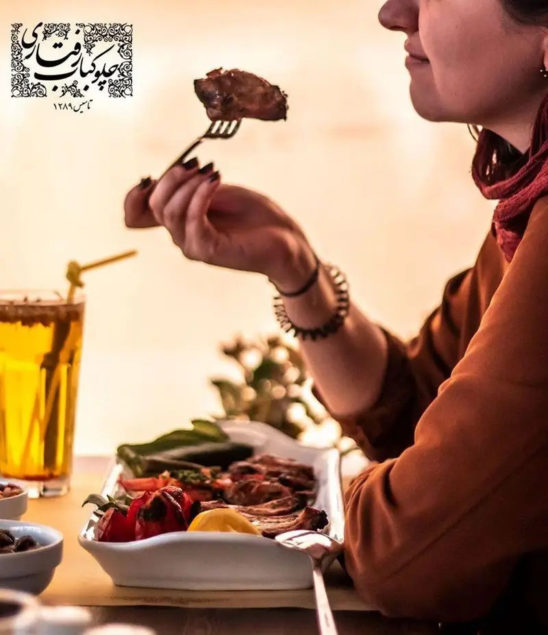 مشتری در رستوران رفتاری در حال لذت بردن از کباب و غذای تازه، تجربه غذایی دلنشین و باکیفیت در فضایی عالی.