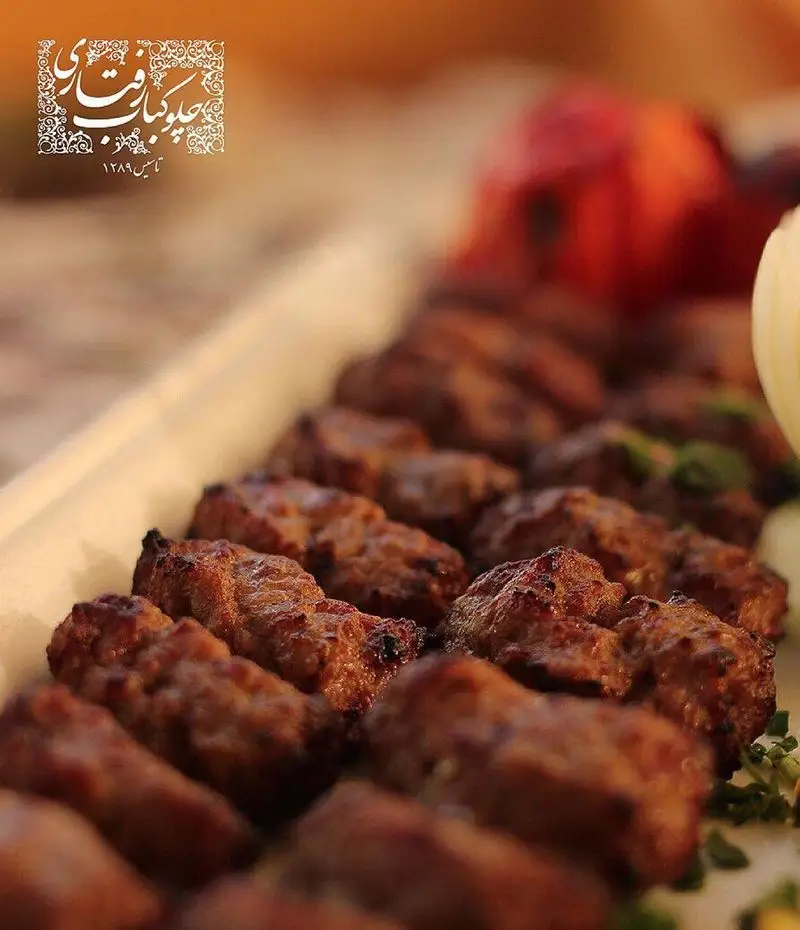 تصویر کباب‌های اصیل و آبدار رستوران رفتاری، نمادی از یک قرن تجربه در سرو غذای سنتی و باکیفیت ایرانی.