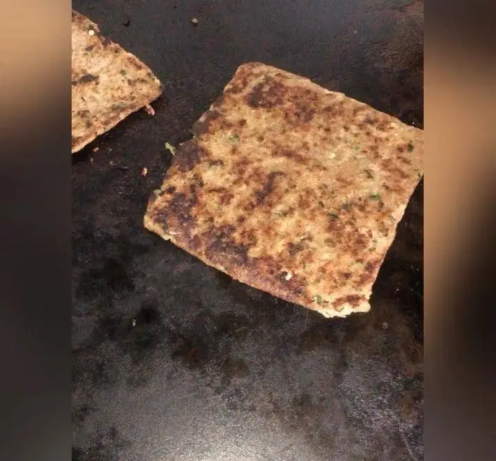 آماده سازی و پخت ویژه غذاهای لذیذ فست فود اژدر زاپاتا روی سینی گریل داغ با مواد تازه و طعم عالی.