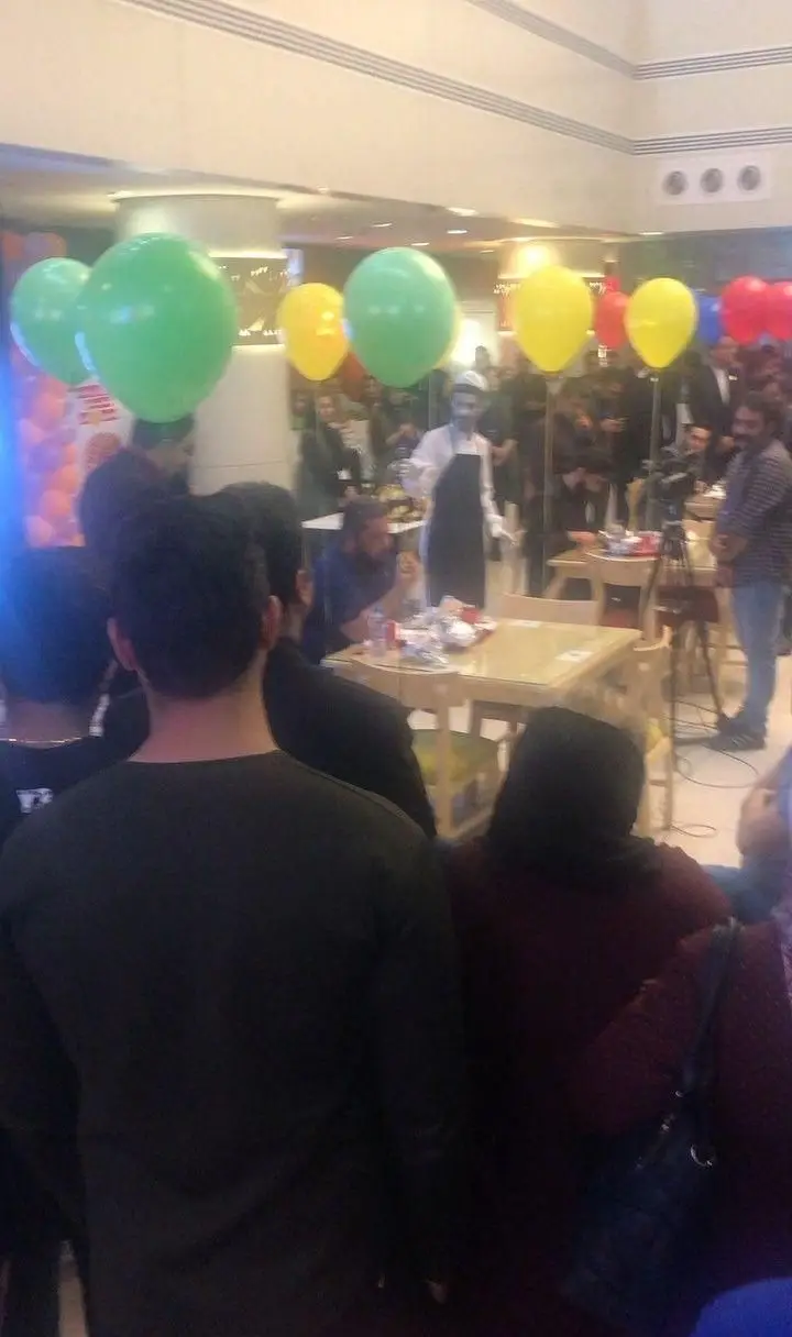 جشن افتتاحیه پرشور فست فود اژدر زاپاتا، با حضور گسترده مشتریان، دکوراسیون بادکنکی رنگارنگ و محیطی دلپذیر.