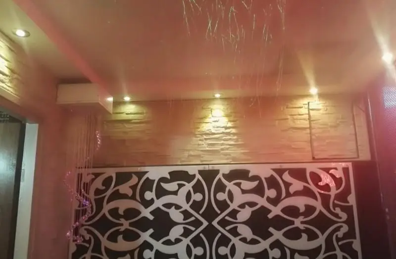 طراحی داخلی مدرن و جذاب فست فود پیتزاشهرک با نورپردازی زیبا، سقف کاذب، دیوار دکوراتیو سنگی و لوستر آویز. فضایی دلنشین برای مشتریان.