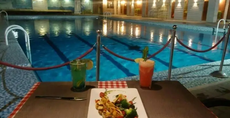 لذت شام دلنشین در رستوران فرسکا، کنار استخر در شب با غذاهای لذیذ و نوشیدنی‌های خنک. تجربه‌ای خاص در محیطی رمانتیک و آرامش‌بخش.