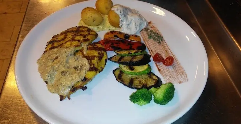 غذای اصلی رستوران فرسکا: مرغ گریل با سس مخصوص، سیب‌زمینی، بادمجان، کدو، فلفل دلمه‌ای کبابی و بروکلی. یک خوراک خوشمزه.