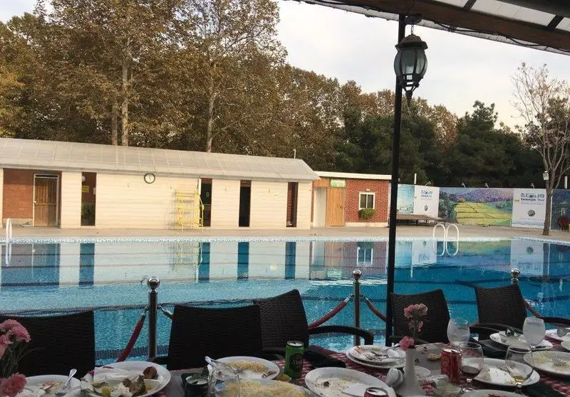 فضای دلنشین رستوران فرسکا با استخر روباز و میز شام چیده شده، تجربه‌ای لذت‌بخش از غذا خوردن کنار آب.