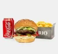 تصویری از ساندویچ همبرگر، سیب زمینی سرخ کرده ترد و نوشابه کوکاکولا از منوی پیتزا آریو. بهترین فست فود و برگر را آنلاین سفارش دهید.