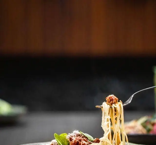 غذای محبوب اسپگتی با کوفته قلقلی و سس گوشت تازه، آماده سرو در کافه رستوران مونلانژ. تجربه‌ای دلپذیر از طعم اصیل ایتالیایی.