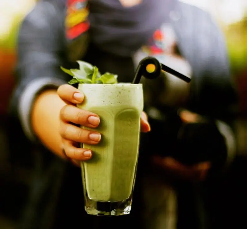 تجربه نوشیدنی سبز خنک و سالم در کافه رستوران مونلانژ. اسموتی تازه با برگ‌های معطر و نی فانتزی، انتخابی ایده‌آل برای روزهای گرم.