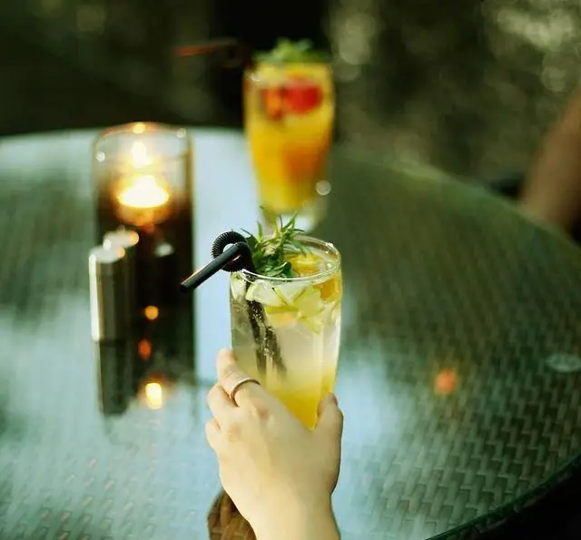 نوشیدنی خنک و گوارا در کافه رستوران مونلانژ، تجربه‌ای دلپذیر در فضایی دنج و آرام با کوکتل‌های فصلی و دلنشین.