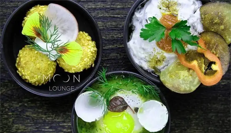 تصویری از منو متنوع و خاص کافه رستوران مونلانژ شامل صبحانه، فینگرفود و غذاهای مدرن با دیزاین زیبا و طعمی عالی.