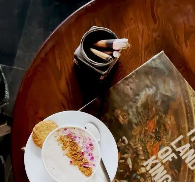 لذت نوشیدنی‌های خاص و دلپذیر با گلبرگ رز و بیسکویت در فضای آرام کافه رستوران مونلانژ، بهترین انتخاب برای یک عصر دلنشین در تهران.