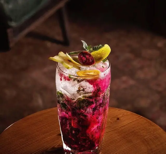 نوشیدنی کوکتل خنک و رنگارنگ کافه مونلانژ با تزیین میوه‌های تازه، نعنا و یخ، مناسب روزهای گرم تابستان. تجربه‌ای دلپذیر.