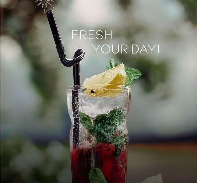 موهیتو توت فرنگی با نعناع و لیمو در کافه مونلانژ. نوشیدنی خنک و تازه برای شروع روزی پر انرژی و شاداب.