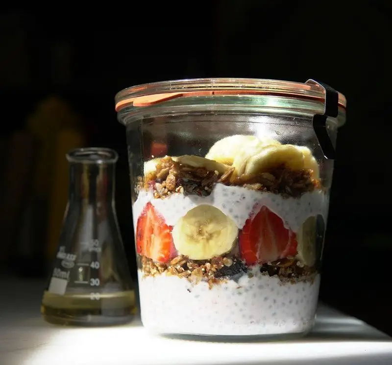 کافه روبرتو: پودینگ چیا لایه‌ای خوش‌طعم با توت فرنگی تازه، موز و گرانولای ترد در شیشه. ایده‌آل برای یک صبحانه یا میان‌وعده سالم و پرانرژی.