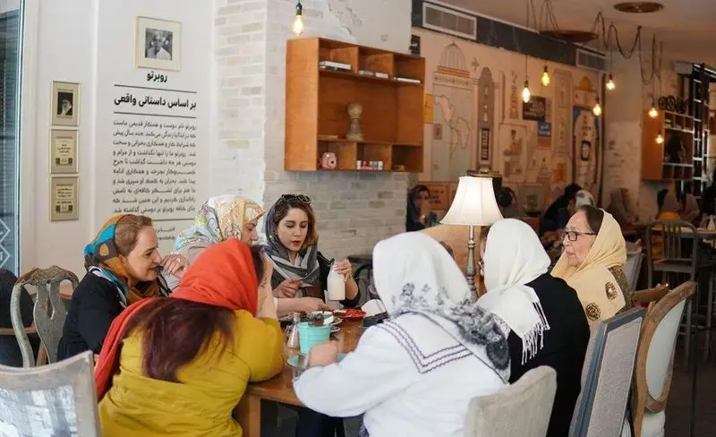 نمایی از کافه روبرتو با حضور مشتریان زن، دورهمی دوستانه و صمیمی در فضایی دلنشین با طراحی داخلی جذاب و آرامش‌بخش.