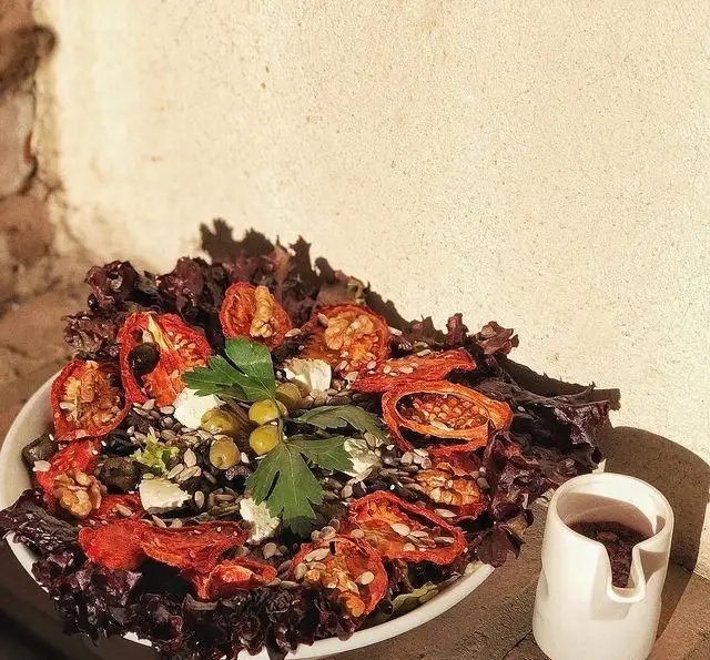 سالاد رنگارنگ و سالم کافه مانا شامل گوجه خشک، پنیر فتا، زیتون، تخمه آفتابگردان و کاهو. انتخابی عالی برای وعده ای رژیمی.